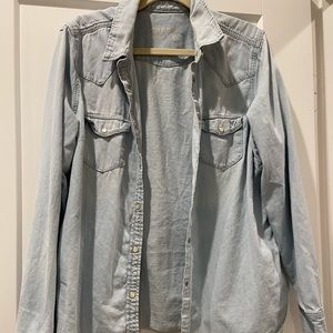 Casual gap denim pearl snap. Great to layer.